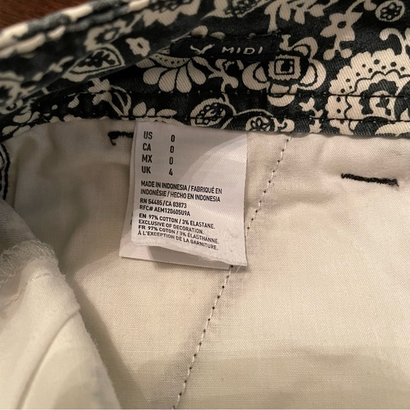 American Eagle Outfitters Black and White Floral Patterned Midi Stretch Shorts - Picture 4 of 4